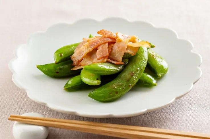 スナップえんどうとベーコンの炒め物のイメージ