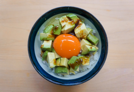 にんにくの香りだけでお腹が音を鳴らす！ にんにくだし醤油×アボカド