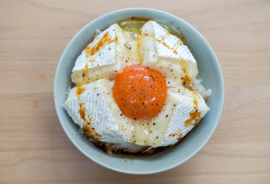 卵もチーズもこってり濃厚！ にんにくだし醤油×カマンベールチーズ