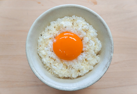イタリア料理を再現⁉︎カルボナーラ風TKG 十倍白だし×粉チーズ×黒こしょう