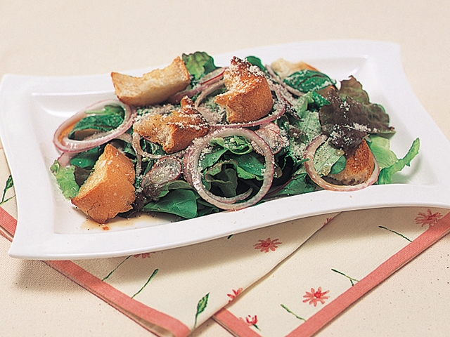 Kamada-style Salad with Croutons