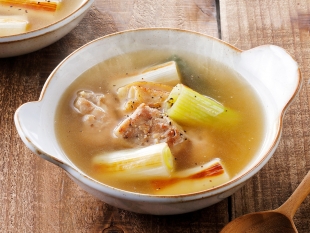 焼ねぎと鶏肉のスープ