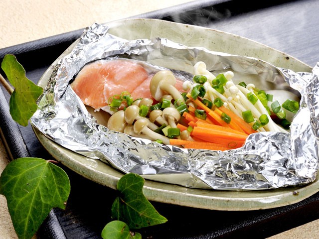 鮭のホイル焼 カマダレシピ 鎌田醤油 かまだしょうゆ 公式通販サイト 鮭のホイル焼 カマダレシピ 鎌田醤油 かまだしょうゆ 公式通販サイト