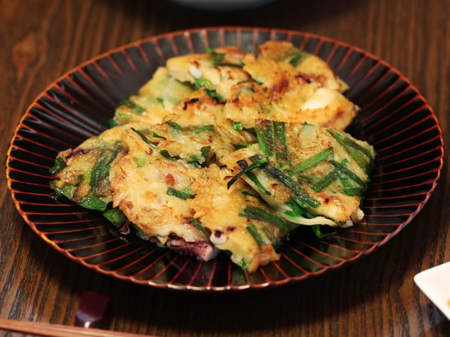 にらとイカのチヂミ カマダレシピ 鎌田醤油 かまだしょうゆ 公式通販サイト にらとイカのチヂミ カマダレシピ 鎌田醤油 かまだしょうゆ 公式通販サイト