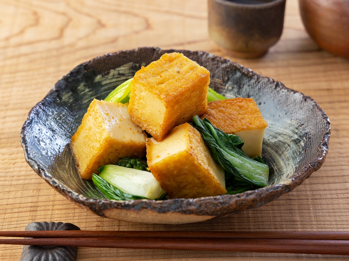 厚揚げとチンゲン菜のピリ辛炒め｜カマダレシピ｜鎌田醤油（かまだ