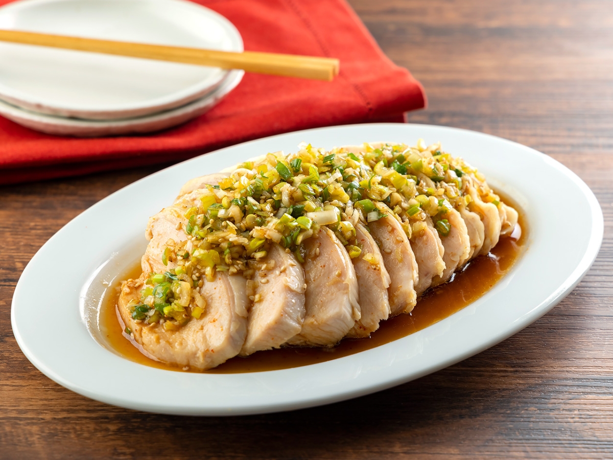 蒸し鶏のピリ辛ねぎソースがけ｜カマダレシピ｜鎌田醤油（かまだ