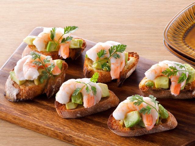 エビとアボカドのカナッペ｜カマダレシピ｜鎌田醤油（かまだしょうゆ