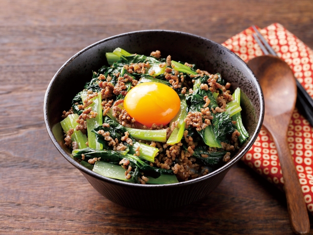小松菜とそぼろのピリ辛丼｜カマダレシピ｜鎌田醤油（かまだしょうゆ