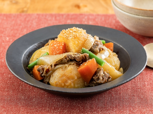ピリ辛肉じゃが｜カマダレシピ｜鎌田醤油（かまだしょうゆ）公式通販サイト