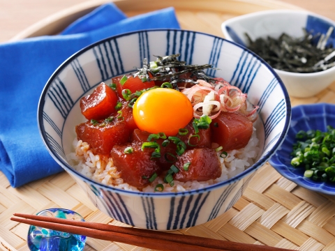 マグロのにんにくだし醤油漬け丼