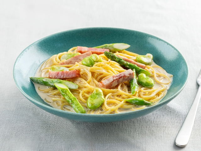アスパラとそら豆のピリ辛クリームパスタ｜カマダレシピ｜鎌田醤油（か