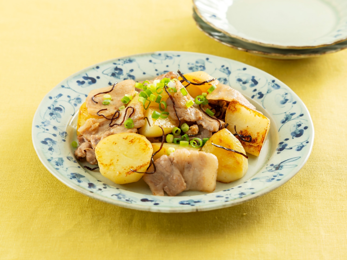 豚肉とじゃがいもの塩こんぶ炒め